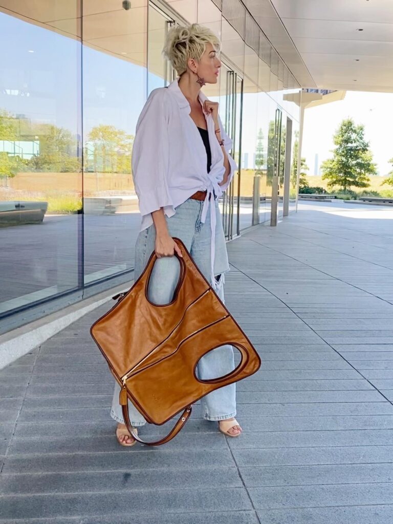 Uniukiyo leather bag in camel color goes perfectly with a white outfit. - What the Colors You Wear Say About You